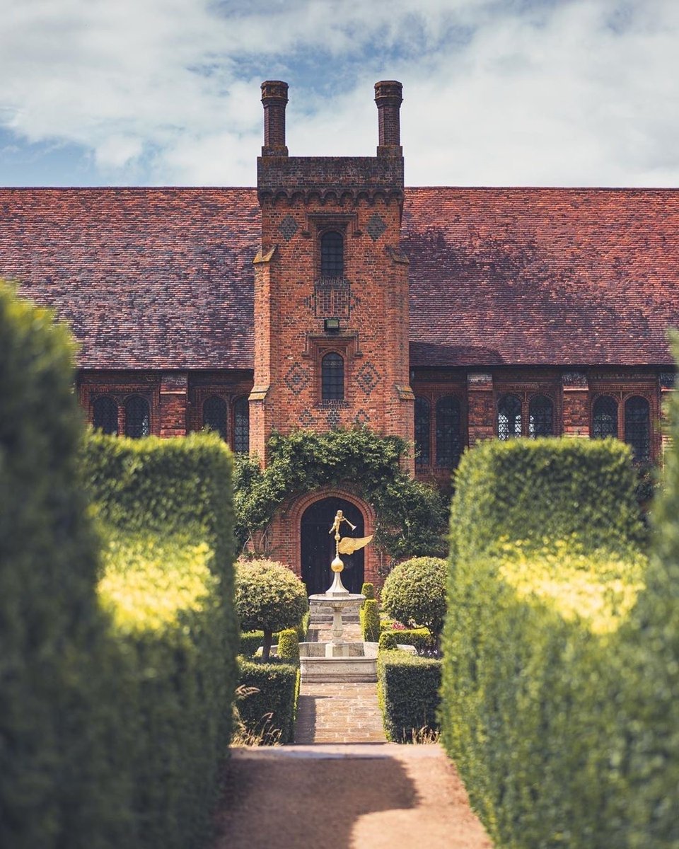Today marks the day The Queen succeeded to the Throne so we're celebrating with our very own royal links in Herts. Who knew Queen Elizabeth I found out she was to take The Throne right here in Herfordshire? bit.ly/3KHNuAY 📸 : @lastscenephotography