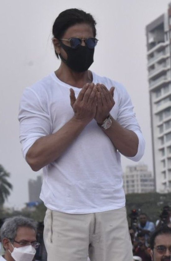 suvojitc's tweet photo. In these times, this in itself is a statement. @iamsrk #LataMangeshkar #ShahRukhKhan https://t.co/Zcbpw9p1Vu