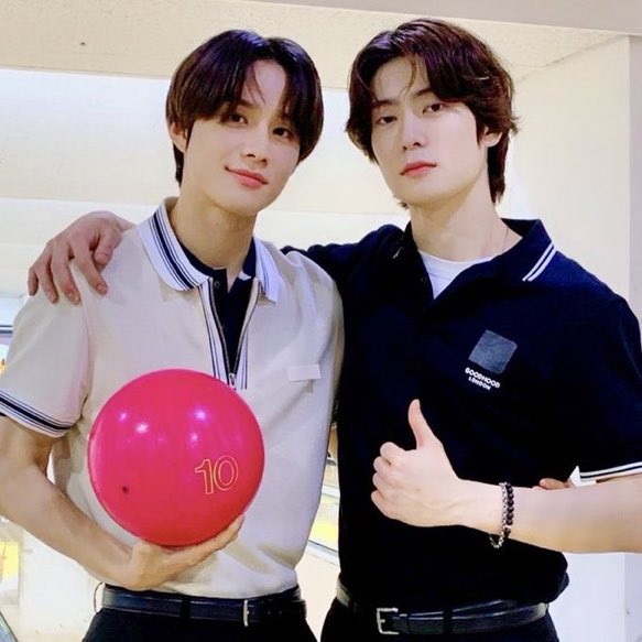 근데 나 이 미묘한 커플룩에 미쳣을때가 잇엇어…. 쟤혅이꺼 사면서 니것도 삿어 라고 말하는 좡우네 누나… 
그렇게 커플룩입고 양양쏠비치지하볼링장에남겨진 처남과매형