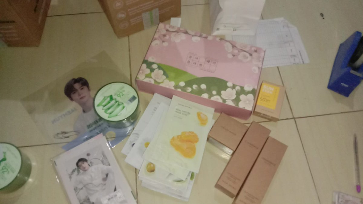 _jjaehyunnnnn's tweet photo. GIVEAWAY TIME !!

🎁 Skincare Set NATURE REPUBLIC &amp; NCT127 Nature Republic official merch
🎁 saldo pulsa atau shopeepay 20k

Caranya ;
RT tweet GA ini dan RT tweet di pinned ku juga ya

END 10 februari GOOD LUCK~ https://t.co/mZQvGcEoB7