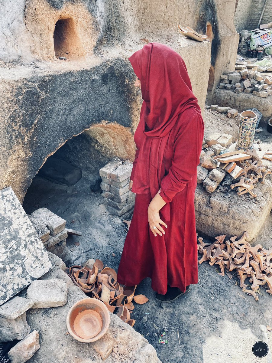 MisaTalpur's tweet photo. This is the Place where Local Artist of Hala sindh create pottery.Its a long process from crafting of clay to baked in  a kiln and designing it with blue beautiful paint. #misatalpur #stdc #sindhtourism https://t.co/l5au9d1QRH