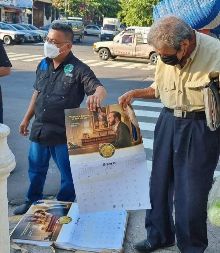 QuitoArmado's tweet photo. Que pana 🤦🤦🤦🤦🤦!!!       Calendario les andan dando a los adultos Mayores, en lugar de darles  la pensión  que  las deben desde hace más de 8 meses. https://t.co/v65esmgbgD