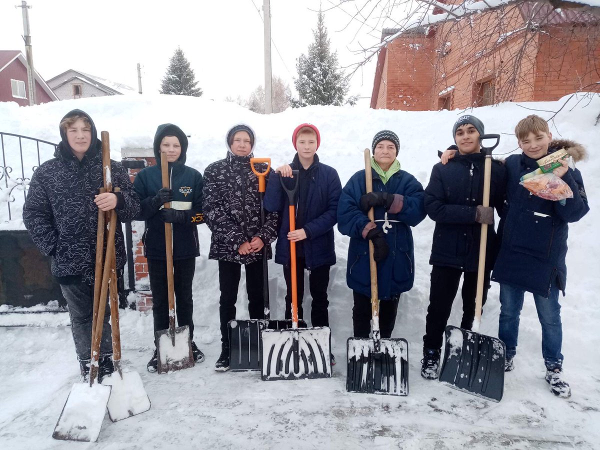 Волонтерский отряд школы, после уроков, внес посильную помощь в расчистке придомовых территорий. Огромную благодарность выразили жители частного сектора. Спасибо  вам ребята! #uprobraz2018 #samminobr