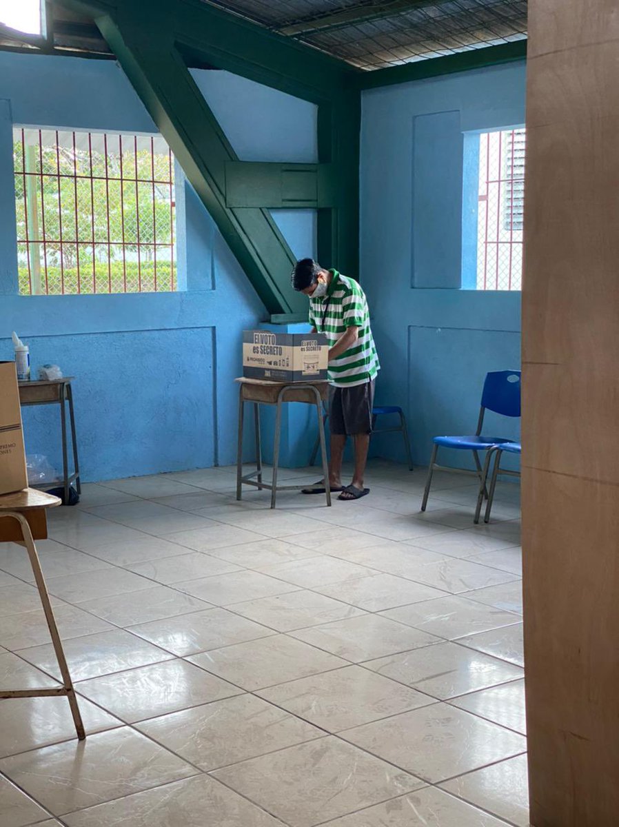 TreceNoticiasCR's tweet photo. #Eleccioninformada Voto en el CAÍ de Liberia. https://t.co/arxcKBoVzw