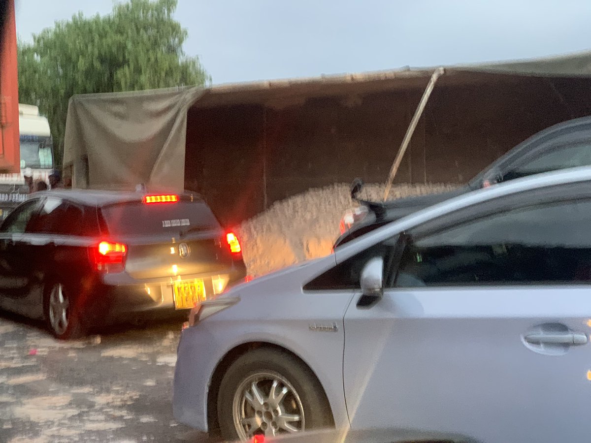 chitabkitwek's tweet photo. @Ma3Route  if you are stuck in Kikope. This is why, a truck carrying ballast and stones has sprayed some cars on the opposite side with stones. Everyone is safe. Thank God https://t.co/TaoAyosvbj
