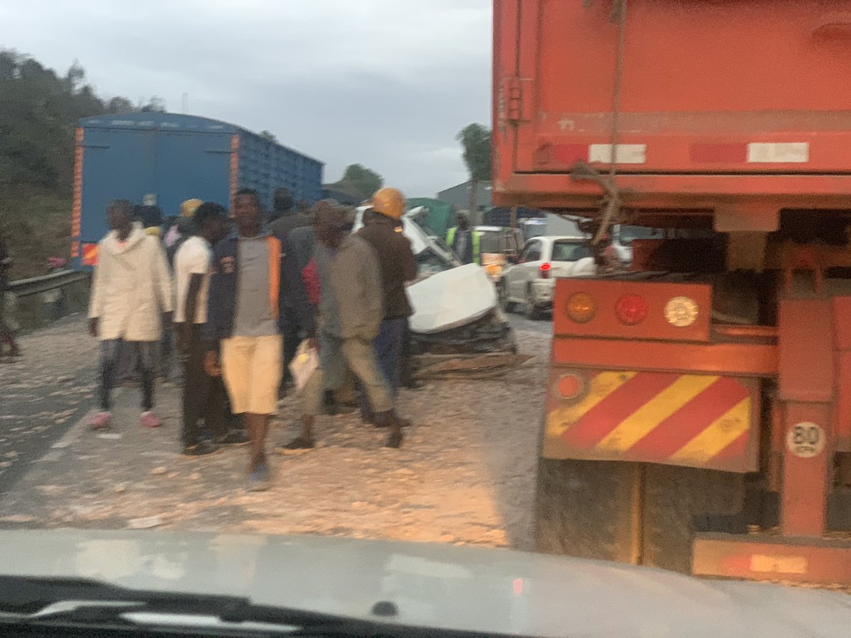 chitabkitwek's tweet photo. @Ma3Route  if you are stuck in Kikope. This is why, a truck carrying ballast and stones has sprayed some cars on the opposite side with stones. Everyone is safe. Thank God https://t.co/TaoAyosvbj