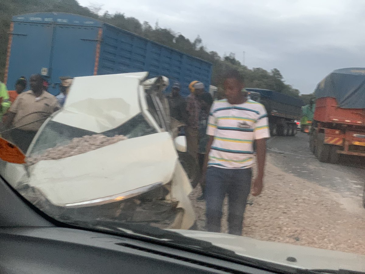 chitabkitwek's tweet photo. @Ma3Route  if you are stuck in Kikope. This is why, a truck carrying ballast and stones has sprayed some cars on the opposite side with stones. Everyone is safe. Thank God https://t.co/TaoAyosvbj