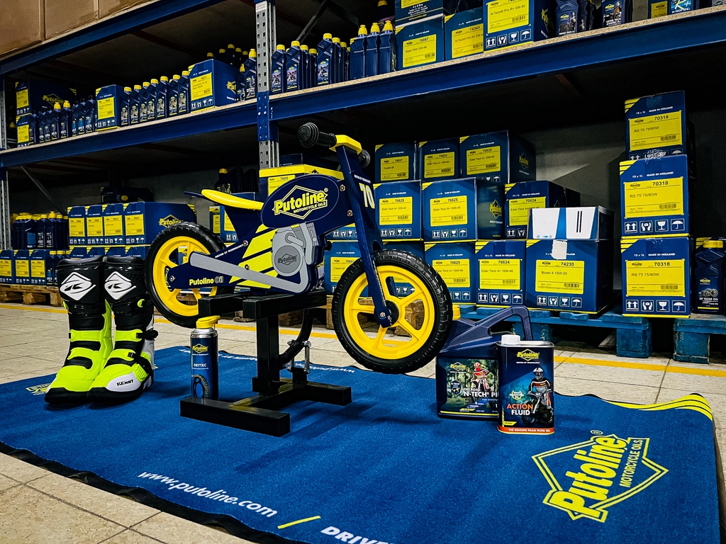 Putoline's tweet photo. You know what it is.. blue and yellow.. blue and yellow... blue and yellow.... blue and yellow 🔵🟡. Our friends from @zibidystrybucja shared this photo with us. How cool is this?!
#Putoline #DrivenByTechnology #PutolineFamily https://t.co/WdzeX9roOg