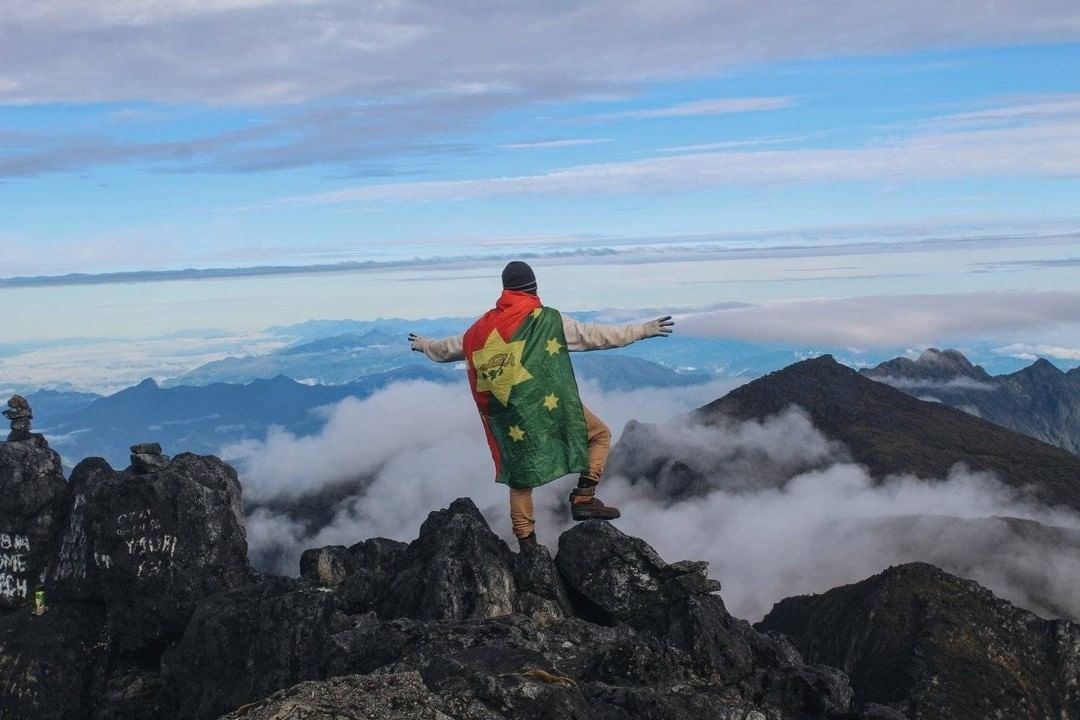 Its like standing on top of the world, thanks @manz_118 [iG] who visited 📍Mt. Wilhelm, Gembogl, Simbu Province 🇵🇬 🇵🇬 You can stay at Betty's Lodge, which is located at the foot of Mt Wilhelm.
if interested please contact Bettys lodge on:
☎️(+675) 71005432
#visitong #pngtourism