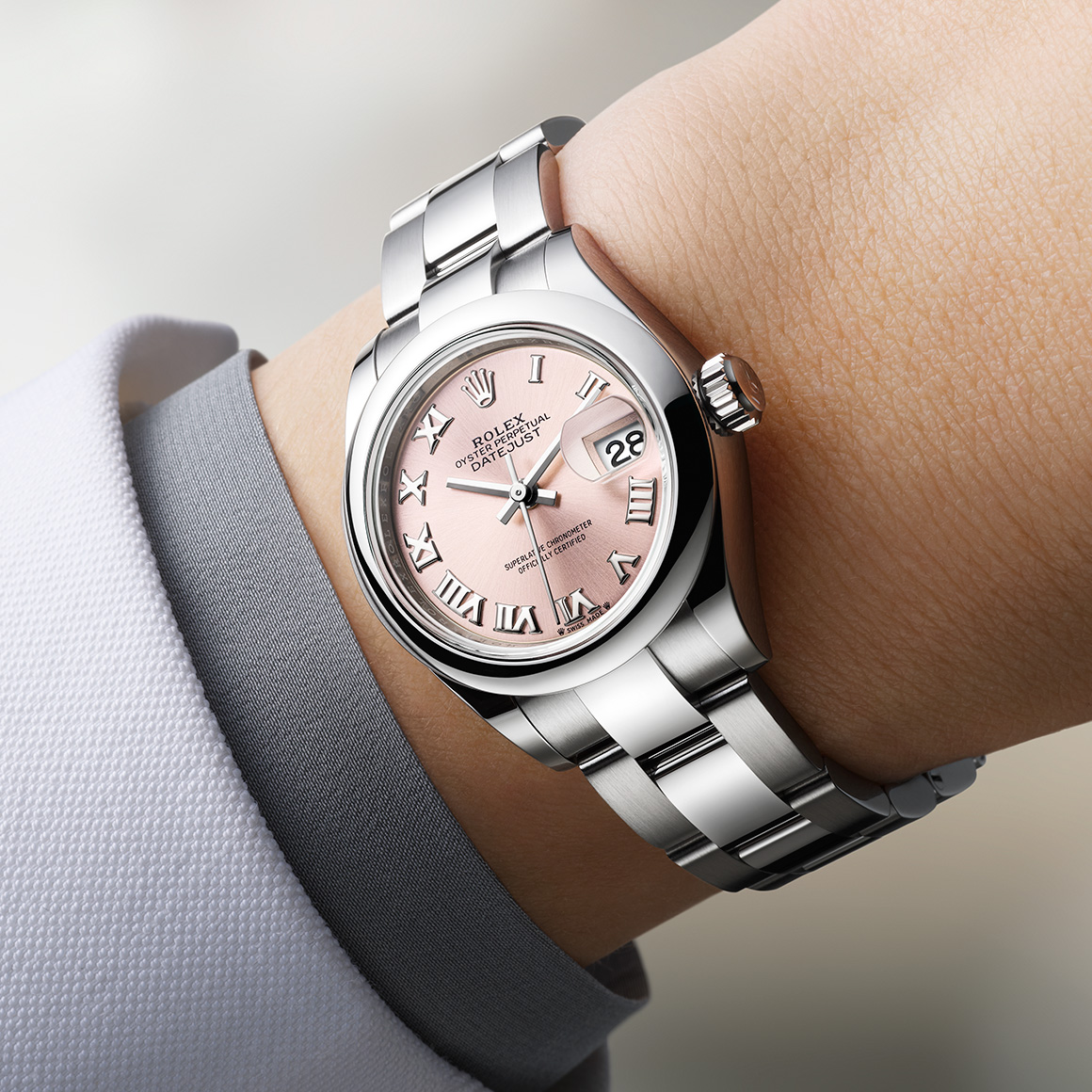 Graceful elegance. The Rolex Lady-Datejust 28 in Oystersteel, 28 mm case, pink dial, Oyster bracelet. #Rolex #LadyDatejust