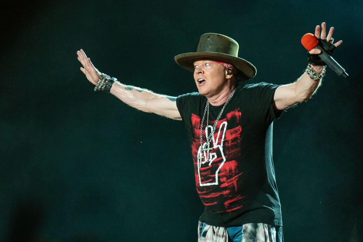 HAPPY BIRTHDAY TO THE BIGGEST LEGEND AND LEADER OF GUNS N\ ROSES AXL ROSE!!!      