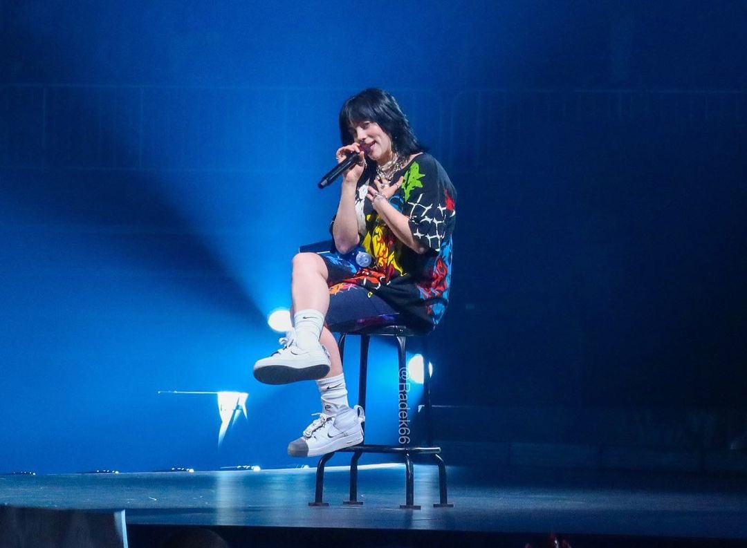 billiesource's tweet photo. Billie performing in Atlanta last night (📸: radek66) #HTEAtlanta https://t.co/jjStVMwtaj