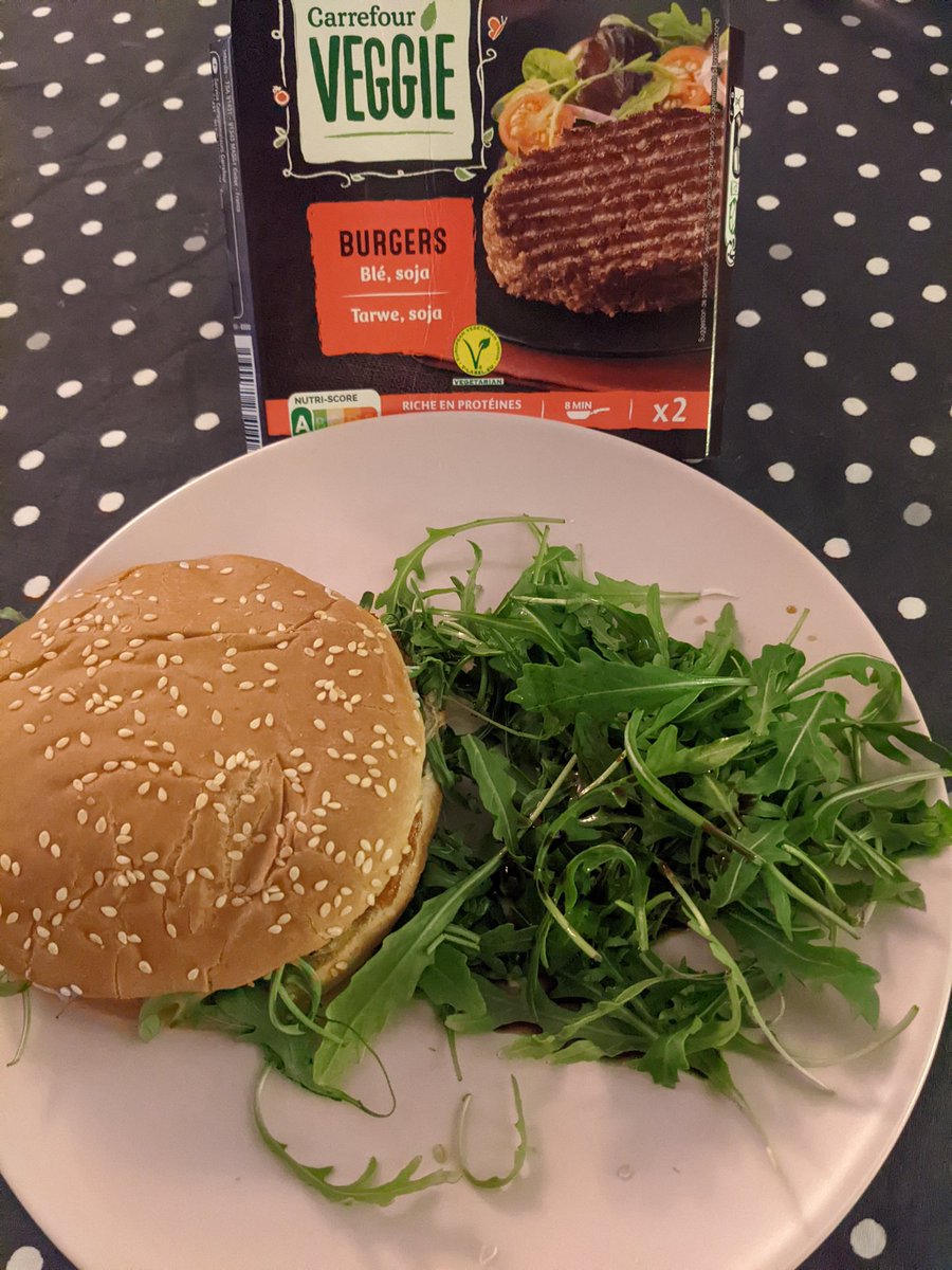 lectur76's tweet image. Un burger vegan, une explosion en bouche, un régal #reveilletavegedalle #veggieburgerchallenge #carrefourvegetal @CarrefourFrance
