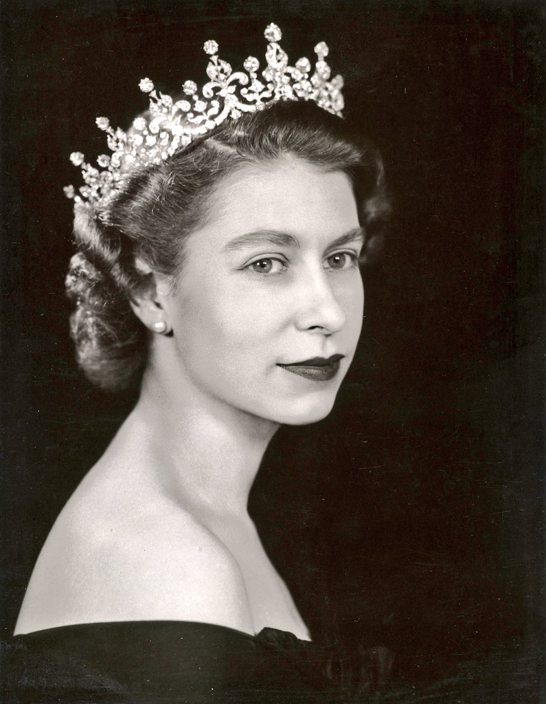 SadiqKhan's tweet photo. On behalf of all Londoners, I would like to express my heartfelt thanks to Her Majesty the Queen for her seven decades of unwavering public service. 

Her commitment to duty is an example for all of us.  #PlatinumJubilee #HM70 https://t.co/MTqDfactZw