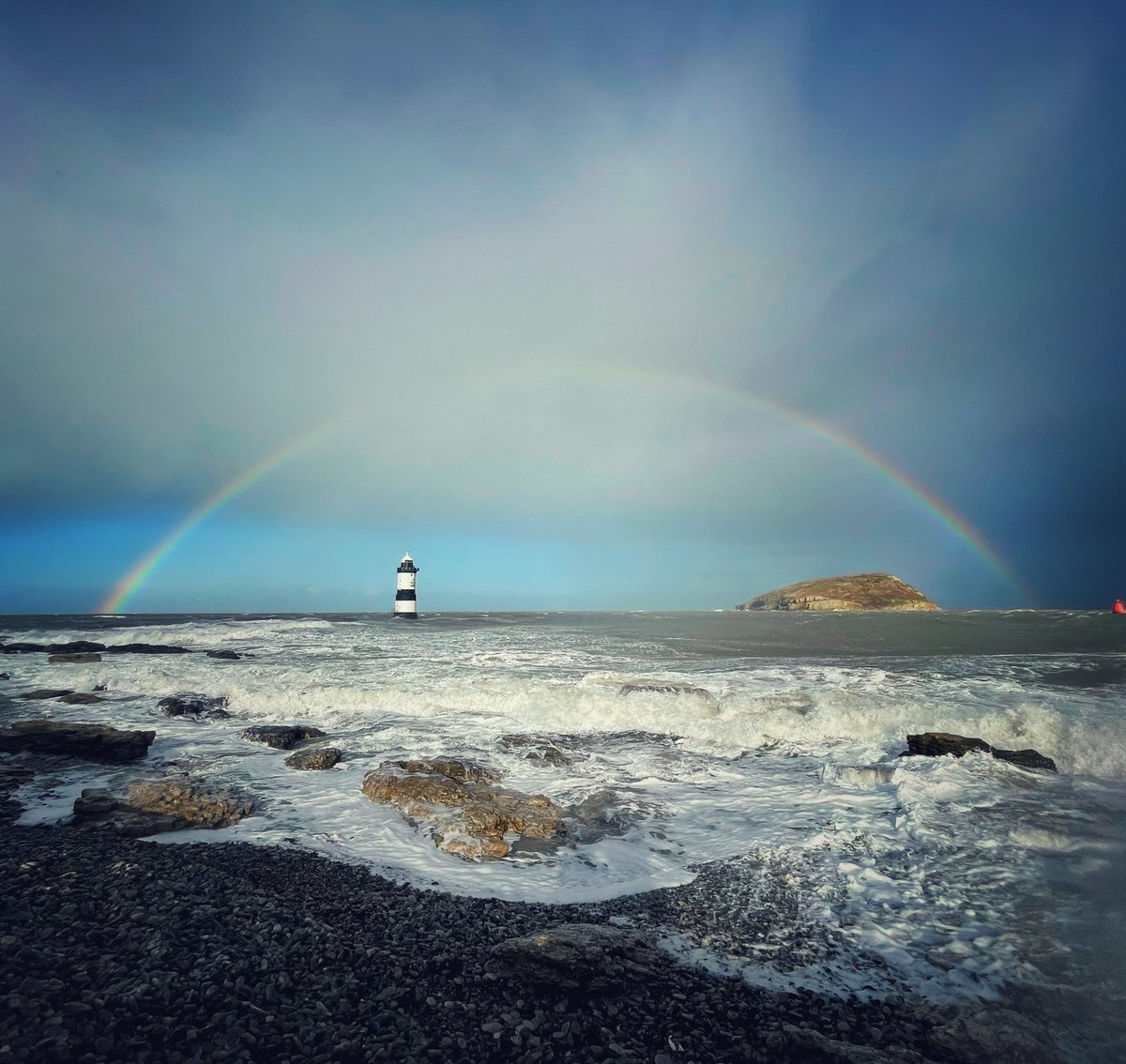 Beautiful full rainbow over Penmon Lighthouse and Puffin Island today! 🧡 Love where I live <a href="/S4Ctywydd/">S4C Tywydd</a> <a href="/Ruth_ITV/">Ruth_TV</a> <a href="/kelseyredmore/">Kelsey Redmore</a> <a href="/itvweather/">ITV Weather</a> <a href="/AngleseyScMedia/">Anglesey socialmedia</a> #ynysmon