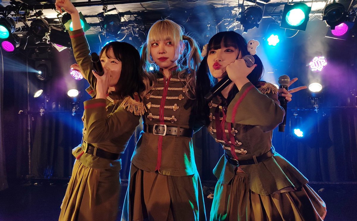wackwack569's tweet photo. 現衣装最後ということでALL MY LIFEの途中で突然始まった撮影会。
真剣な感じももちろんいいけどこういう楽しそうにしてるFiore㌠も好き
#Fiore
#スマホ撮影の限界 https://t.co/FYBb1yJQqf