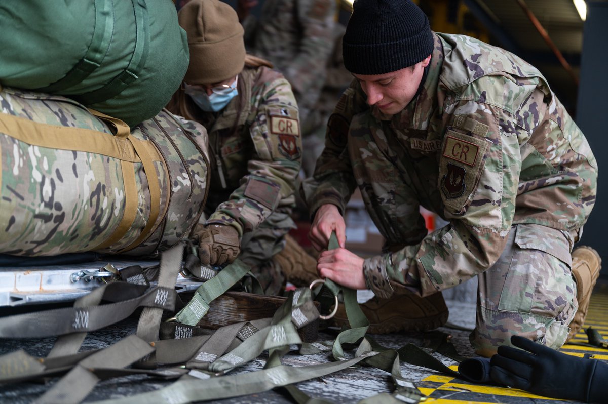 Defense_Imagery's tweet photo. Feb. 3, 2022: USAF airmen assigned to the 435th Contingency Response Group at Ramstein Air Base, Germany, prepare to deploy to Poland. (USAF photo, Airman 1st Class Edgar Grimaldo) #usaf #airforce #germany #poland #ukraine https://t.co/iPcktBUzXq