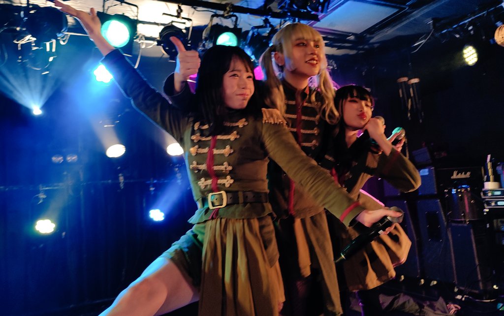wackwack569's tweet photo. 現衣装最後ということでALL MY LIFEの途中で突然始まった撮影会。
真剣な感じももちろんいいけどこういう楽しそうにしてるFiore㌠も好き
#Fiore
#スマホ撮影の限界 https://t.co/FYBb1yJQqf