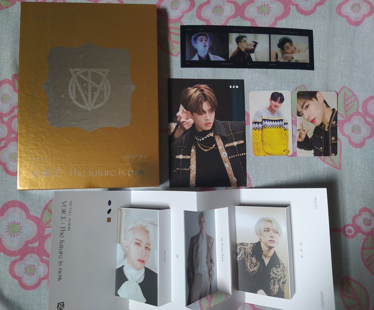 PinkLuckyStore's tweet photo. [🦋] PRONTA ENTREGA - VICTON 
 
ÁLBUM VICTON: THE FUTURE IS NOW

Versão NOW, completo porém tem uma avaria no lado R$85

*Notem que é álbum aberto com aqueles itens ali ao lado*

✨ Frete Nacional Incluso
✨ Reserva de 3 dias https://t.co/NleoJ2rLNx