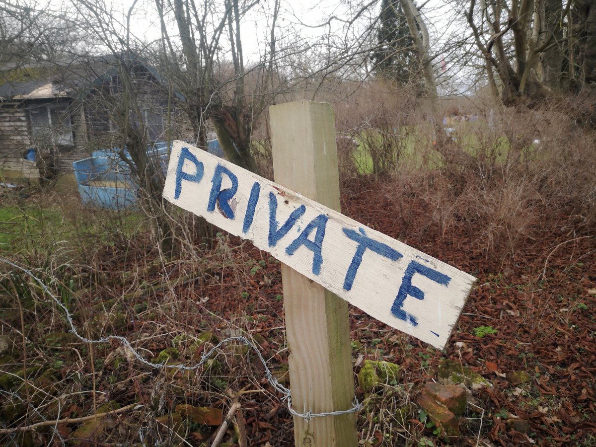 nickhayesillus1's tweet image. The Mapledurham estate in South Oxfordshire was first enclosed for William De Warrene, as a reward for his help in the siege of England in 1066. These days, its 2000 acres is defended not only by gamekeepers and barbed wire but by drones and CCTV in the woods. A thread.