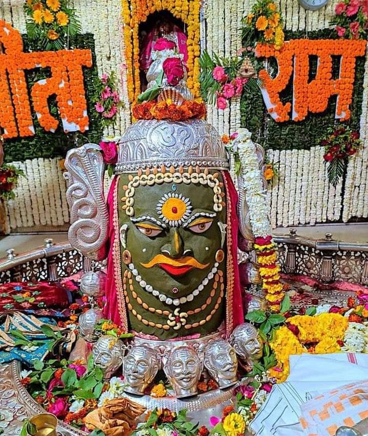 1Hemanttiwari's tweet photo. श्री महाकालेश्वर ज्योतिर्लिंग जी के आज के संध्या आरती श्रृंगार दिव्य दर्शन.
 06.02.2022 https://t.co/fwUzLEcfkU