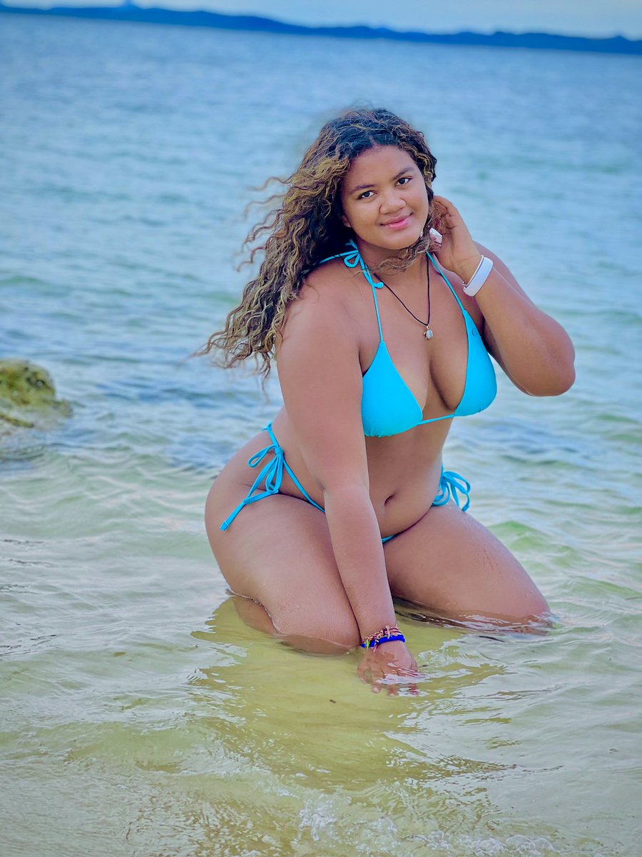 AismaB's tweet photo. 💙🐬
. #Malagasy #islandgirl #summer https://t.co/aCKYuppR5r