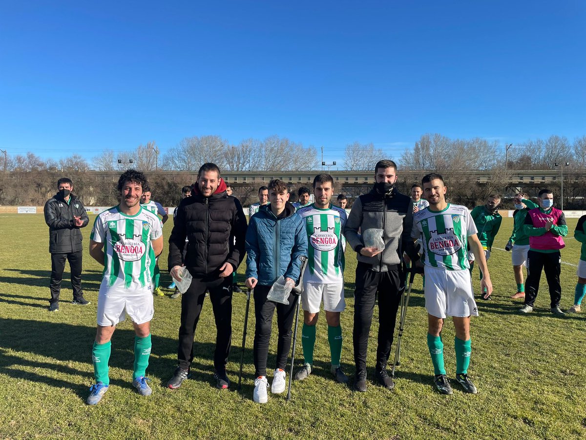 Marcilla_Aurora's tweet photo. En el día de ayer, el C.A. Marcilla Aurora, quiso rendir un pequeño homenaje a los jugadores lesionados de gravedad durante esta temporada con el primer equipo. Compañeros, cuerpo técnico y directiva, les deseamos una pronta recuperación y estamos seguros que volverán más fuertes https://t.co/KgqK3CHNm9