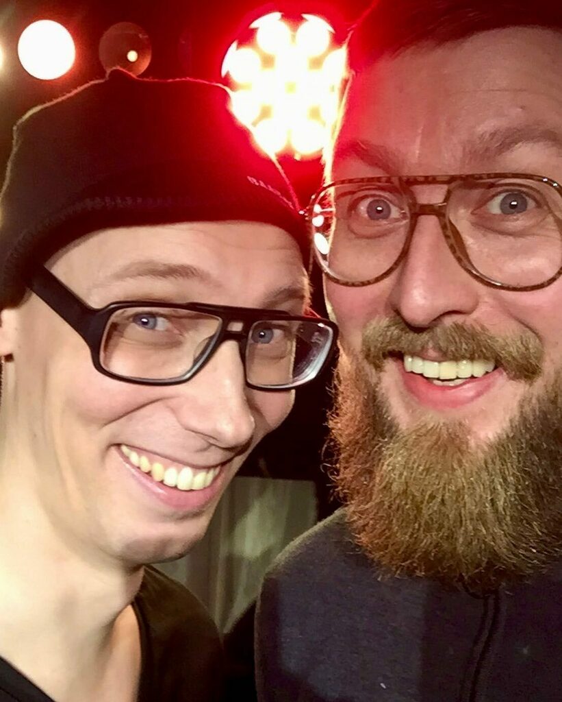 partamatti's tweet photo. Tällä päivämäärällä SEITSEMÄN vuotta sitten alkoi hauskin radio-proggis jota olen tehnyt.
#disko2000 oli silloisen kanavajohdon kelpo idea yhdistää lastenradion perjantai-iltojen setämiespedagogit tekemään yhteisohjelmaa. Saatiin vapaat kädet toteuttaa … https://t.co/R0Zb6BiVLe https://t.co/MHagprnwmN