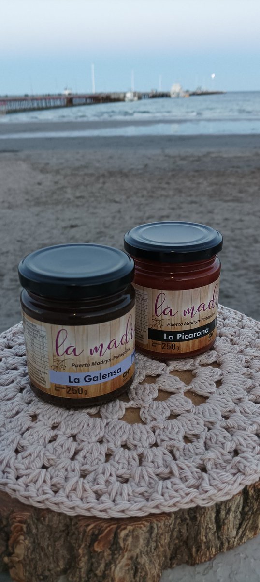 🥮🫖🍎Única! Emulando (en lo posible) el característico sabor y el color de la emblemática torta negra galesa nació "La Galensa". Más que una merme casi un postre! 
Y para los paladares valientes y curiosos " La Picarona", primero agridulce después picantona! 🔥🌶️🧅