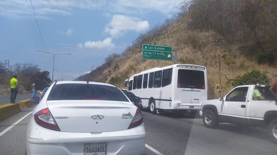 11:43 AM Debido al enfrentamiento que se registra en  sector Las Tejerías, no hay paso vehícular por la Autopista Regional del Centro ni la carretera Panamericana. Vía <a href="/polita26/">Pola Del Giudice</a>