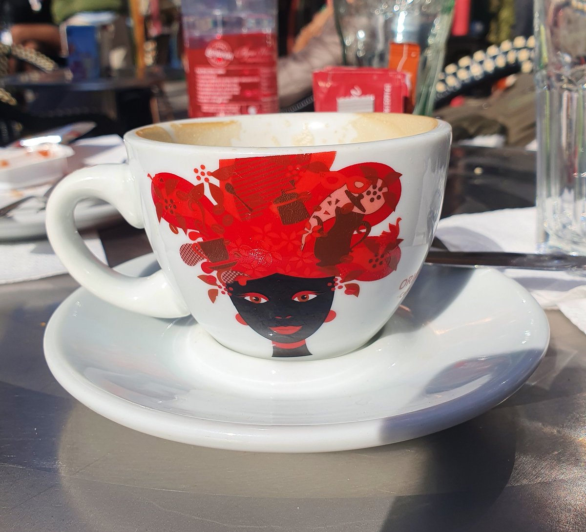 Katiepottsno1's tweet photo. Out for a cuppa and this belleza comes to me on my coffee cup.
We're thinking it's a reference to #LaNegritaPuloy, an iconic character from the #Barranquilla #Carnaval. What do you think?
#FromColombiaWithLove #Costeรฑa #CafeCulture https://t.co/dmxabVss9g