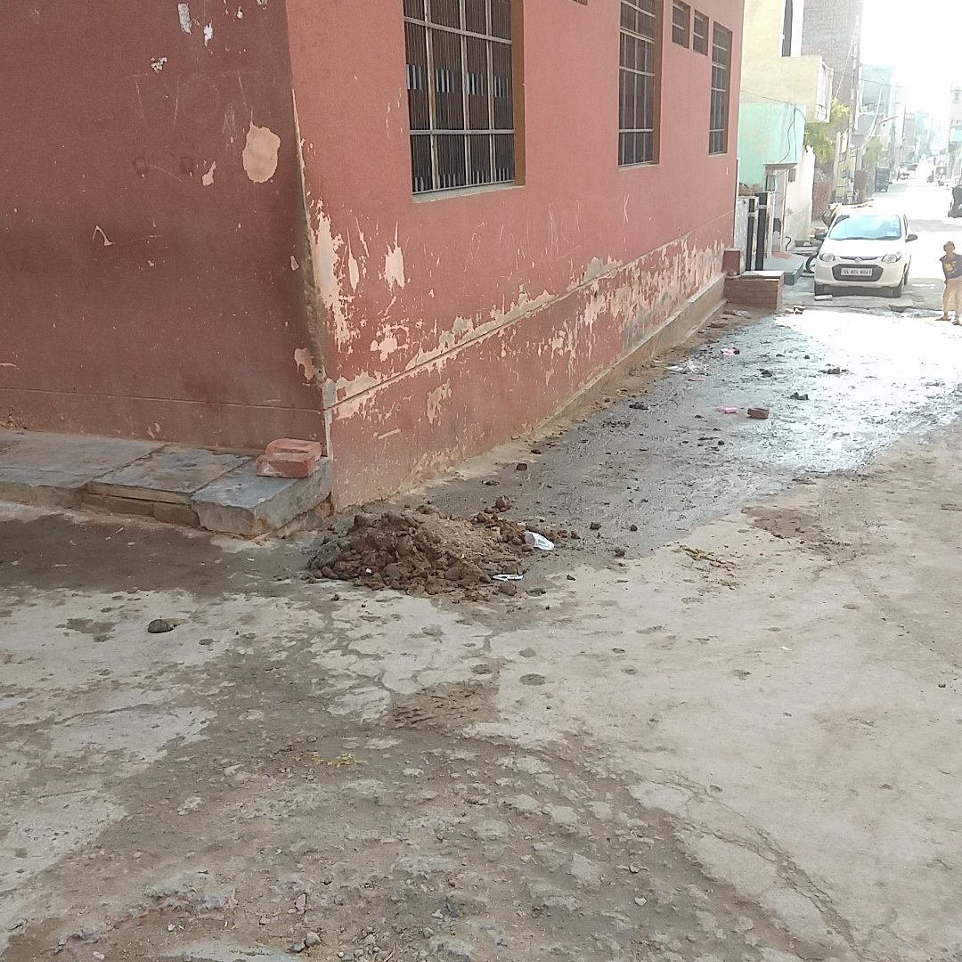 Devende26549609's tweet photo. @cmohry Hamare payare cm saheb hisar tibba danasher  par yes new bharat senior secondary school  ke pass baccho ka school aane Jane me badi samsya hai  sir or aas pass jo gher  hai vha ham log bahut  paresani me h safai karmchari  1 hafte  bad aate h badbu  marti h ji https://t.co/76P5gdQIkU