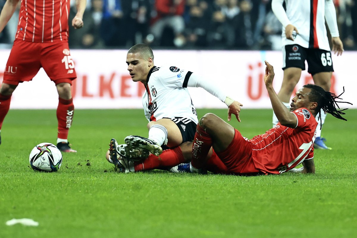 Futbol3Extra's tweet photo. ⏳DEVRE | ⚫Beşiktaş 0-0 Antalyaspor🔴

#Beşiktaş #Antalyaspor #BJKvANT https://t.co/K3glz1XHkU