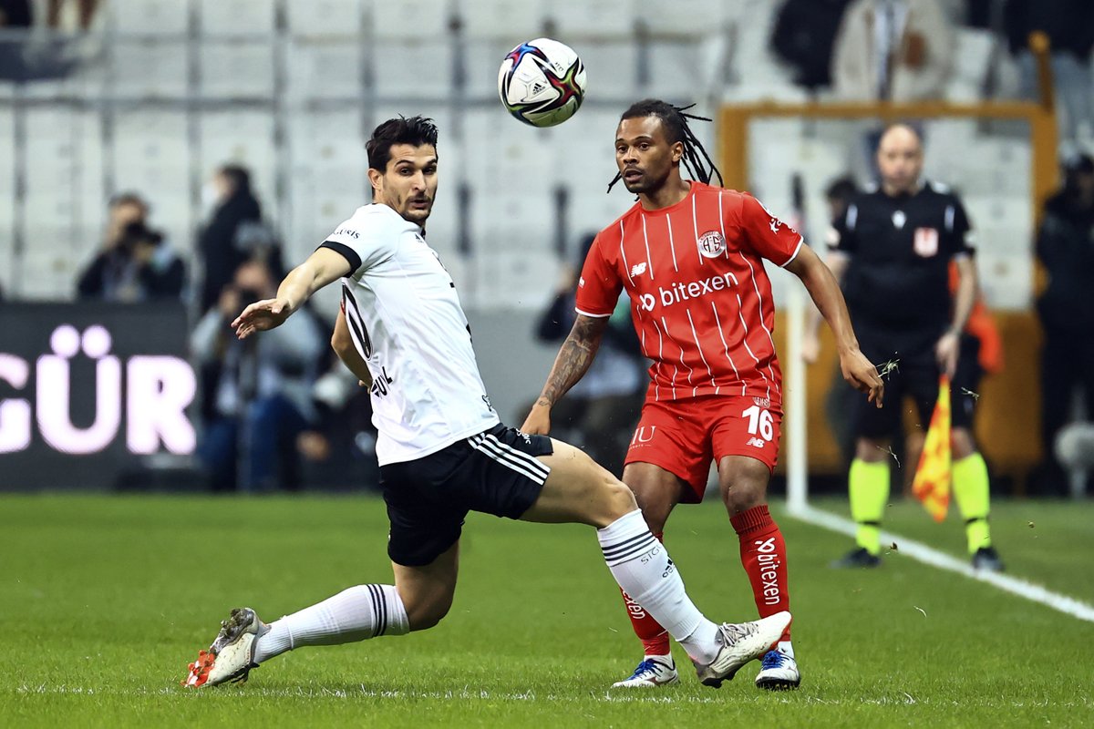 Futbol3Extra's tweet photo. ⏳DEVRE | ⚫Beşiktaş 0-0 Antalyaspor🔴

#Beşiktaş #Antalyaspor #BJKvANT https://t.co/K3glz1XHkU