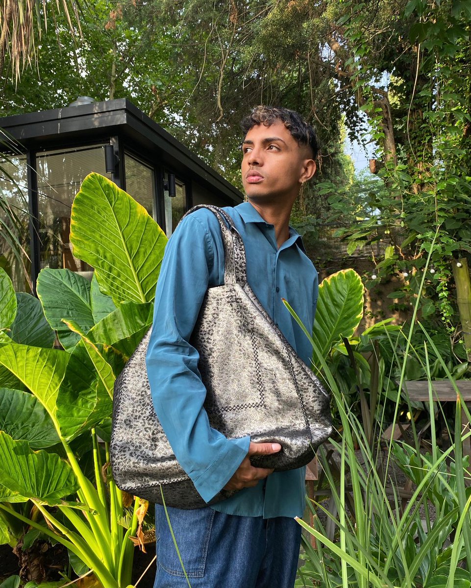 VoltaAtelier's tweet photo. Summer dreaming of #Ipanema 🌴 Teleport yourself to a tropical paradise and take everything you need with our best-seller ><

#Upcycling #SustainableFashion #SlowFashion #VoltaAtelier #HandstichedForGood #Handbags #CircularEconomy #FairTrade https://t.co/r3pv4OJksz