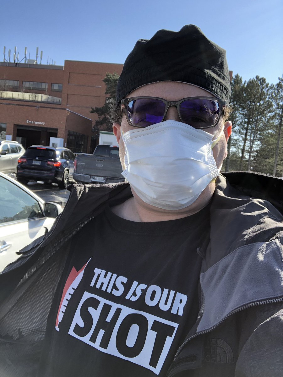 BermanPCMD's tweet photo. Today I am vaccinating at @SHNcares
Today’s clinic is especially meaningful for me because it is my answer to the so-called “#FreedomConvoy”
I proudly wear my uniform today and everyday when helping to protect #Canadians or caring for #patients
#PeaceConvoy https://t.co/j3QTQf6YPo