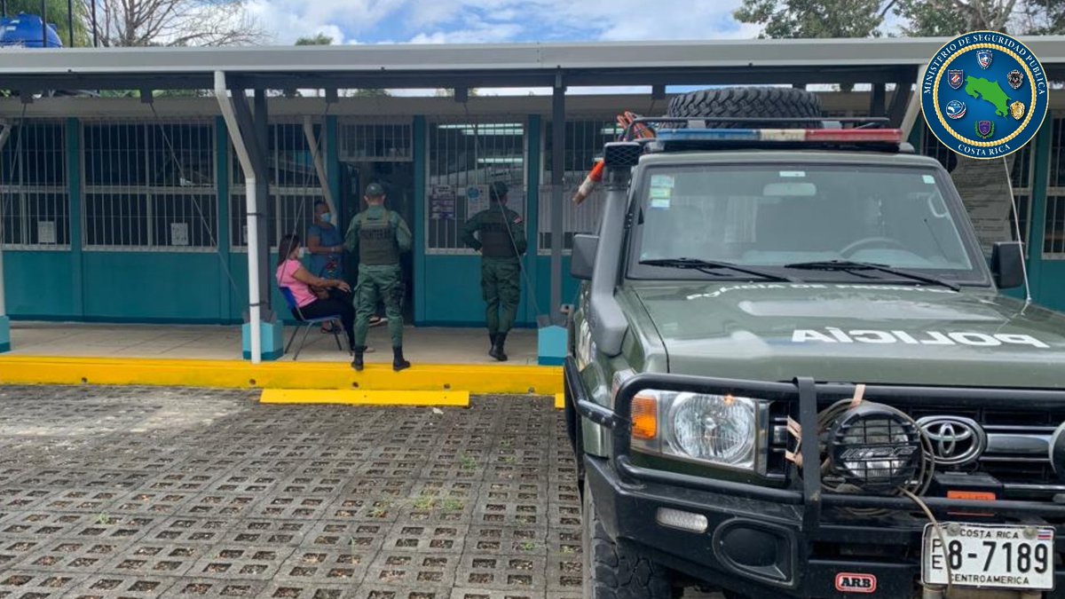 seguridadcrc's tweet photo. #FronteraNorteCR🇨🇷 #LaCruz 
La  Policía de #FronterasCR presente en centros de votación de comunidades del cantón de #LaCruz como Las Vueltas y Las Brisas, trabajando para garantizar el sagrado derecho al voto por parte de la ciudadanía
#EleccionesCR
#SomosUnaSolaFuerza https://t.co/hNxtGy2I7P