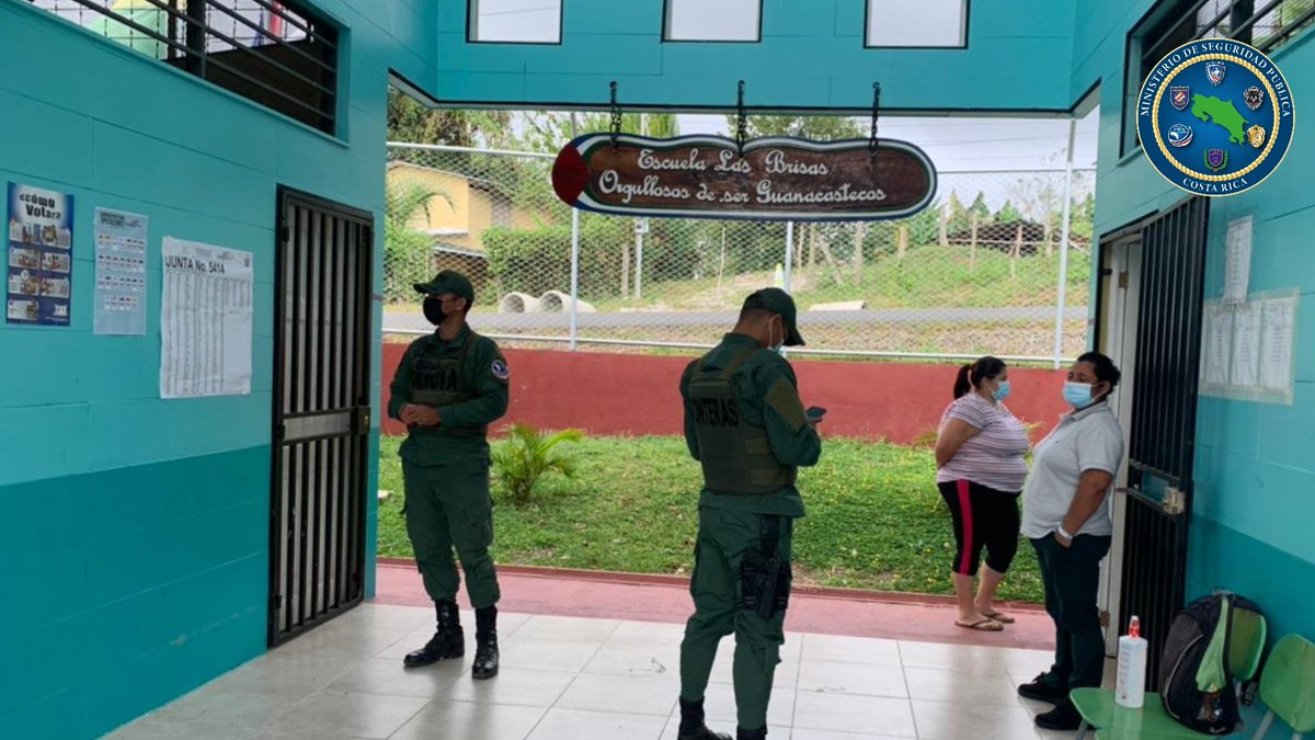 seguridadcrc's tweet photo. #FronteraNorteCR🇨🇷 #LaCruz 
La  Policía de #FronterasCR presente en centros de votación de comunidades del cantón de #LaCruz como Las Vueltas y Las Brisas, trabajando para garantizar el sagrado derecho al voto por parte de la ciudadanía
#EleccionesCR
#SomosUnaSolaFuerza https://t.co/hNxtGy2I7P