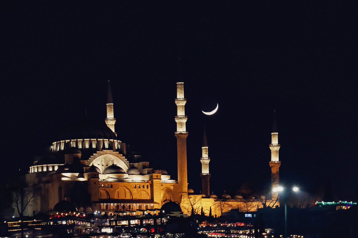 Tunayarsln's tweet photo. Yavuz sultan selim camii ve Süleymaniye camii den harika bir hilal ile birlikte https://t.co/st5ZbzpPvT