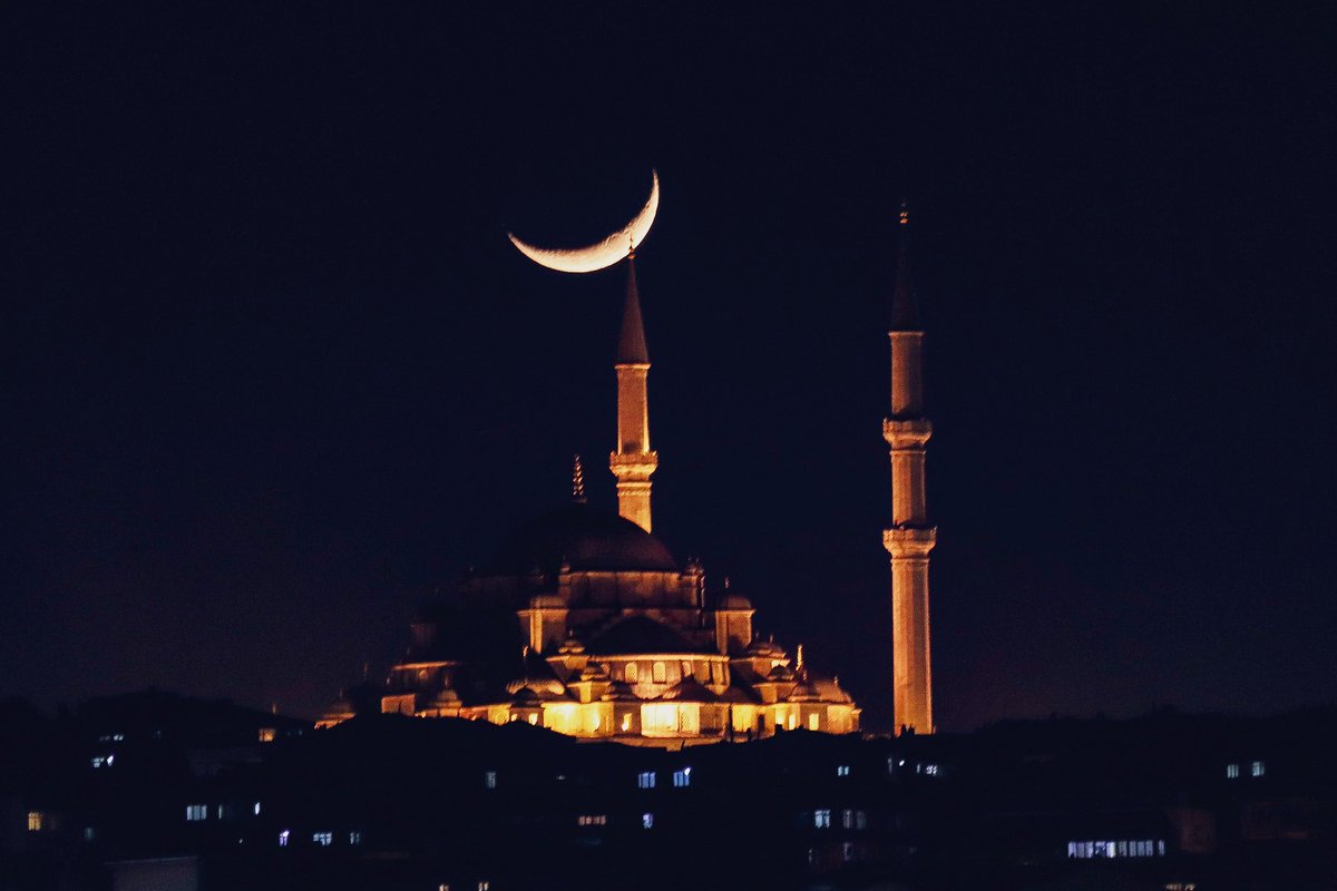 Tunayarsln's tweet photo. Yavuz sultan selim camii ve Süleymaniye camii den harika bir hilal ile birlikte https://t.co/st5ZbzpPvT