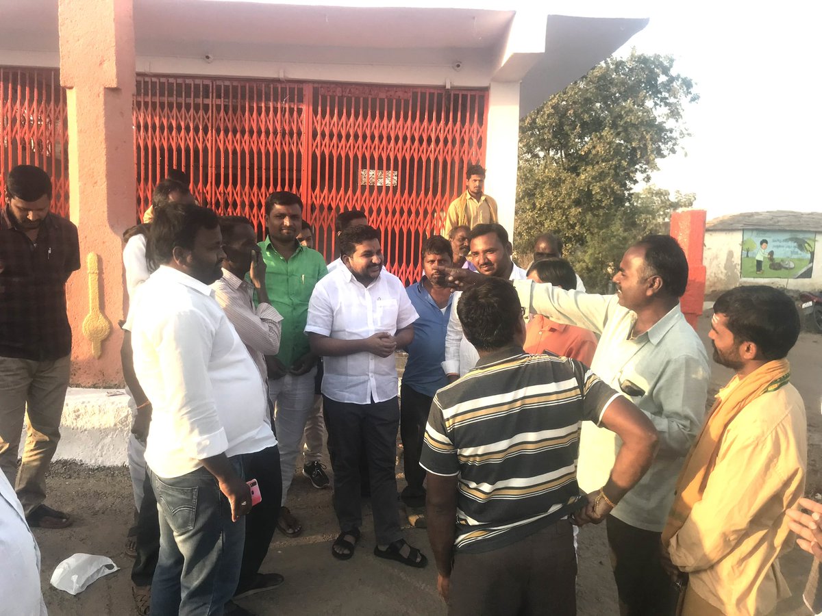 ShubhaPatelTRS's tweet photo. #12yearsBack We planted the Village Sign board “Gangeda vg Telangana “in Chevella as a inspiration to #TelanganaStatehoodmovement
Today went there , recollected Agitation memories
i e #RailRoko, #UnionMinisterEgged with Villagers
@KTRTRS @MPsantoshtrs @TelanganaCMO https://t.co/fK0oHmlDIE