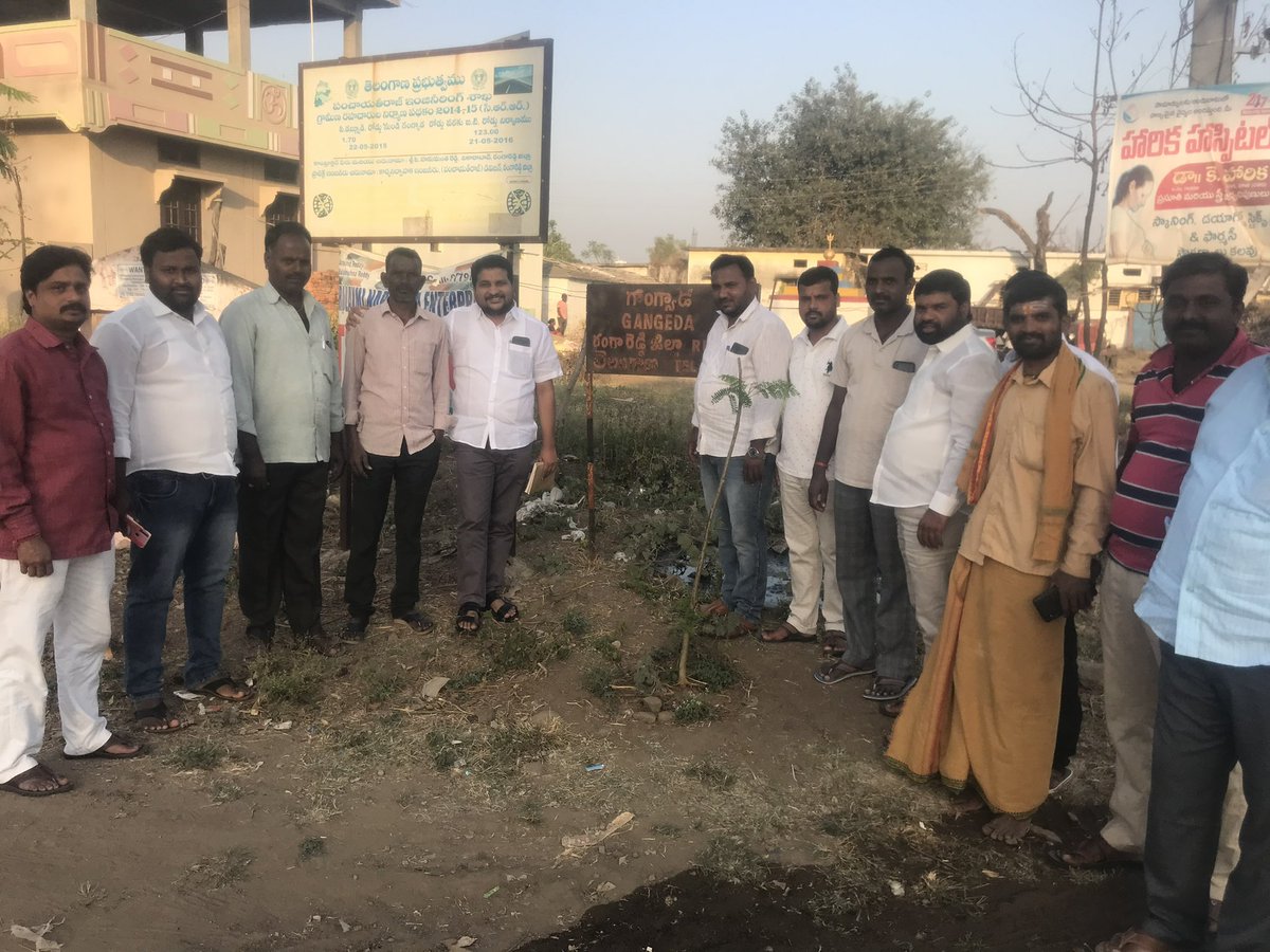 ShubhaPatelTRS's tweet photo. #12yearsBack We planted the Village Sign board “Gangeda vg Telangana “in Chevella as a inspiration to #TelanganaStatehoodmovement
Today went there , recollected Agitation memories
i e #RailRoko, #UnionMinisterEgged with Villagers
@KTRTRS @MPsantoshtrs @TelanganaCMO https://t.co/fK0oHmlDIE