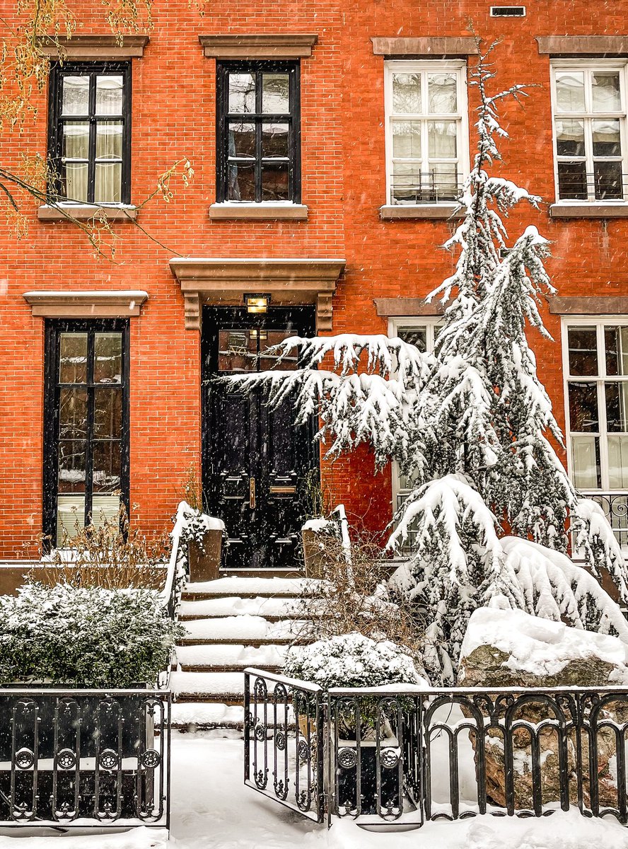 Unspoken rule to go outside at least a little during an NYC snow storm
#snowscape #ilovenyc #nycityworld #bitsofbuildings #streetsofnyc #beautifulbuildings #prettycitynewyork #picturesofnewyork #thisisnewyorkcity #chasing_facades #facadelovers #postcardplaces #seemycity
