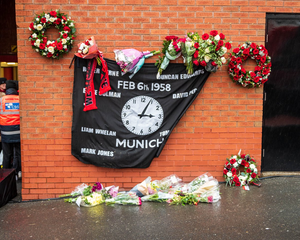 Jeandron's tweet photo. It was so nice to partake in the Supporters Remembrance Event of the Munich Air Disaster. A fantastic turn out with a huge crowd, great presentations from Rev. Boyers, singing by Peter Martin, poems by Kady Cavannagh &amp; U13 United players.
#mufc @ManUtd #FlowersOfManchester https://t.co/vEXlCuW7Mt