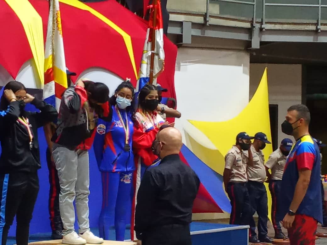 Orgulloso me siento de nuestros jóvenes atletas, quienes con su brillante participación en los #JuegosNacionales2022 dan alegría al pueblo venezolano.

¡Viva nuestra #GeneracionDeOroPatriota!

Vaya mis felicitaciones y agradecimiento a todas y todos, por su entrega y disciplina🇻🇪
