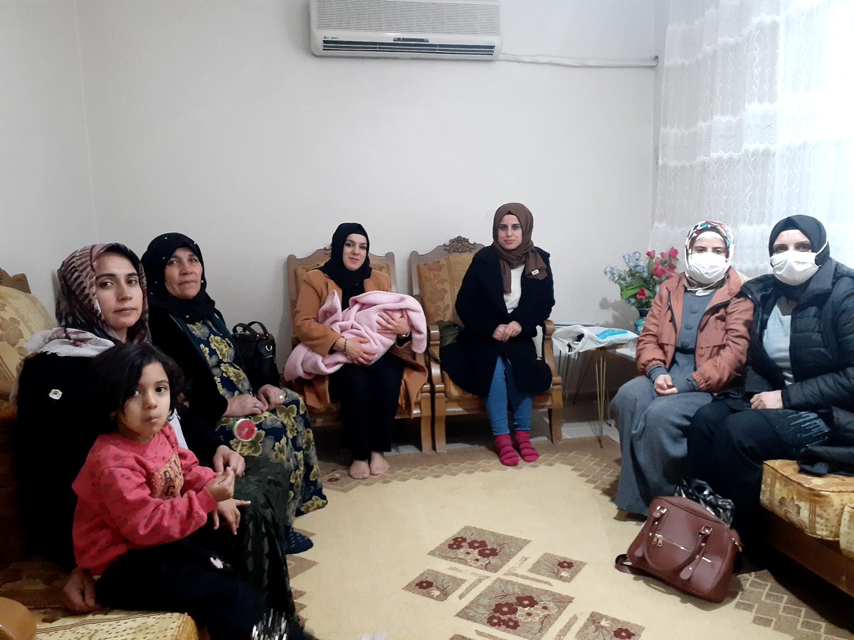 ŞBB. Hilvan Kadın Destek Merkezi olarak yeni doğan bebeğin ailesine hayırlı olsun ziyaretine gittik.  <a href="/sanliurfabld/">Şanlıurfa Büyükşehir 🇹🇷</a> Başkanımız Sn Zeynel Abidin Beyazgül'ün selamlarını ilettik 
#HoşGeldinBebek #BüyükşehirSahada 
<a href="/RTErdogan/">Recep Tayyip Erdoğan</a> <a href="/zabeyazgul/">Zeynel Abidin BEYAZGÜL</a> <a href="/SekerDrFatma/">Dr. Fatma ŞEKER</a> <a href="/surfakadinaile/">Büyükşehir Kadın Aile Hizmetleri Daire Başkanlığı</a> <a href="/aslanalibayik/">Aslan Ali Bayık</a>