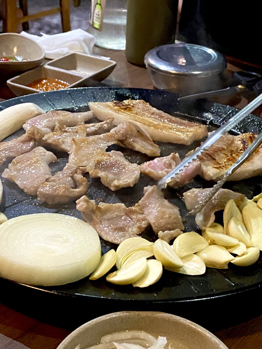 whyyousobibi's tweet photo. Hobak (โฮบัก) — อาหารเกาหลีที่เราให้เป็นนัมเบ้อวันในโคเรียทาวน์ไม่เกินจริง เหมาะมากินกับเพื่อนหลังร้านเหล้าปิดเพราะที่นี่ปิดดึกมาก หมูสามชั้นย่างคือที่สุด เครื่องเคียงให้มาเยอะสะใจมาก ซุปกิมจิก็เริ่ด และจับเช is a must

📍Korea Town สุขุมวิท12
@aroii #อร่อยบอกต่อ #อร่อยไปแดก https://t.co/sIlg8JR0PO