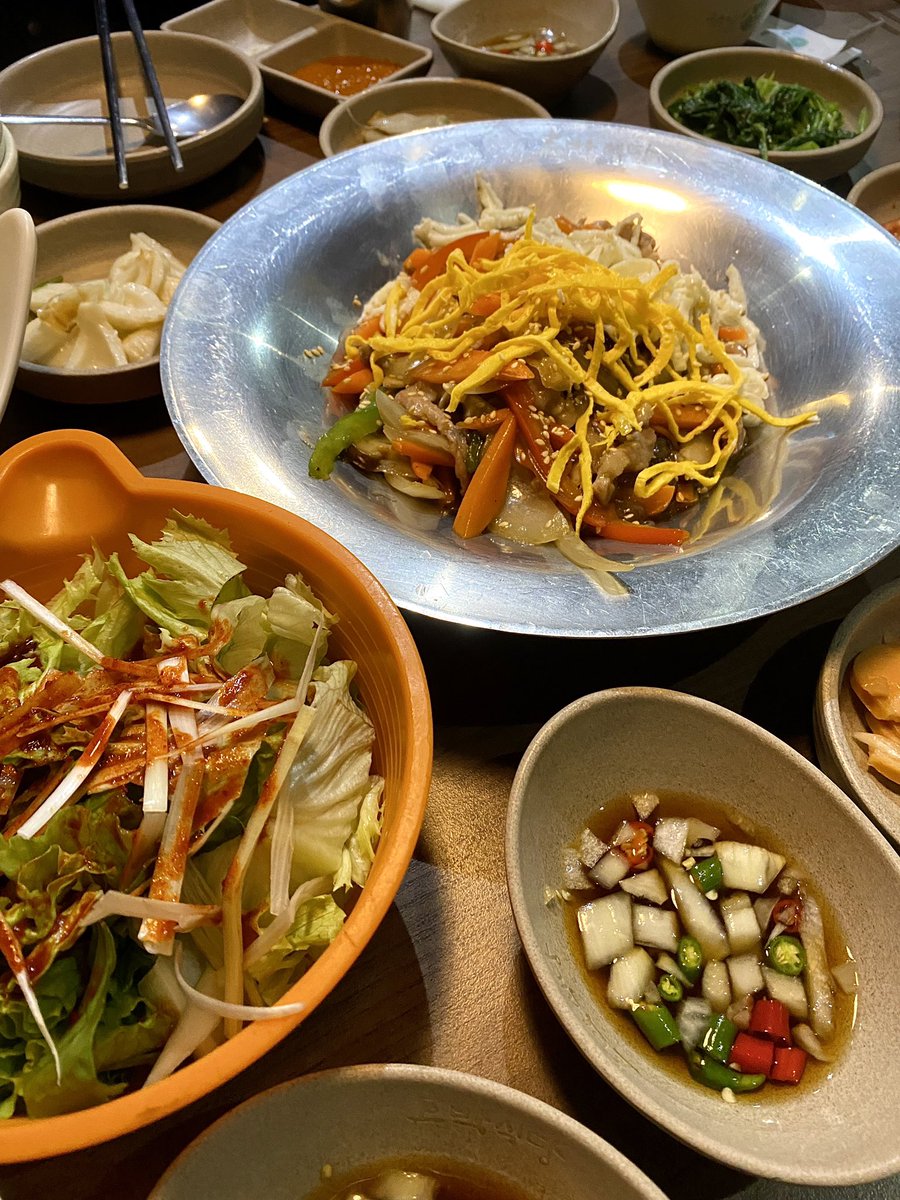 whyyousobibi's tweet photo. Hobak (โฮบัก) — อาหารเกาหลีที่เราให้เป็นนัมเบ้อวันในโคเรียทาวน์ไม่เกินจริง เหมาะมากินกับเพื่อนหลังร้านเหล้าปิดเพราะที่นี่ปิดดึกมาก หมูสามชั้นย่างคือที่สุด เครื่องเคียงให้มาเยอะสะใจมาก ซุปกิมจิก็เริ่ด และจับเช is a must

📍Korea Town สุขุมวิท12
@aroii #อร่อยบอกต่อ #อร่อยไปแดก https://t.co/sIlg8JR0PO