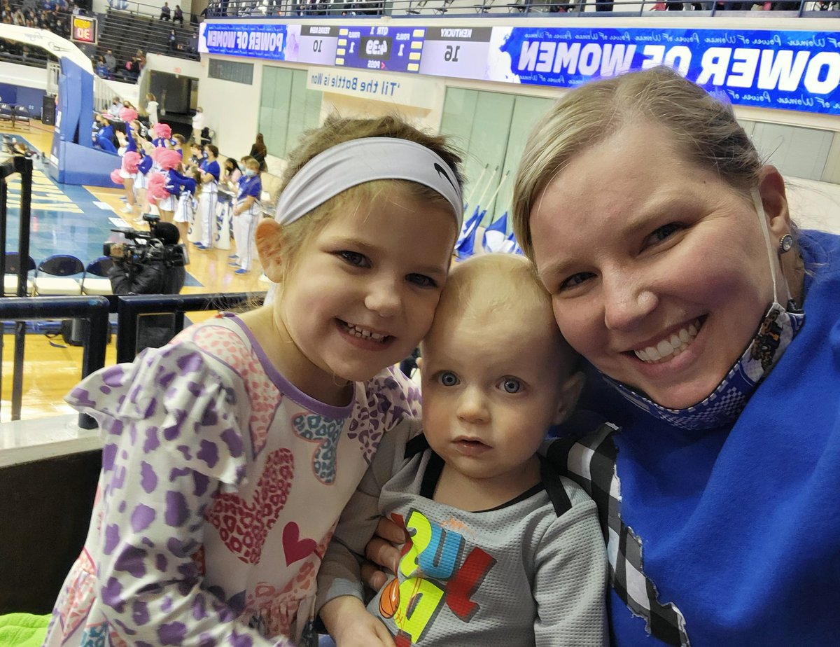 MeganEileenKy's tweet photo. Pink Game. #WeAreUK https://t.co/cafwgFSS7c