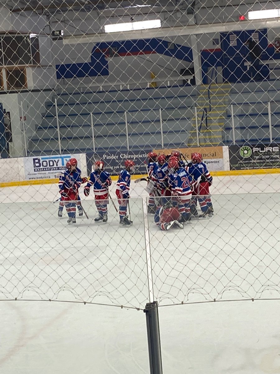fort_u11aa's tweet photo. The U11AA Strike Group Rangers at home with a win! #redbuckets #letsgetdowntobusiness #homegamewin @RAChockey https://t.co/CJre0IHDWW